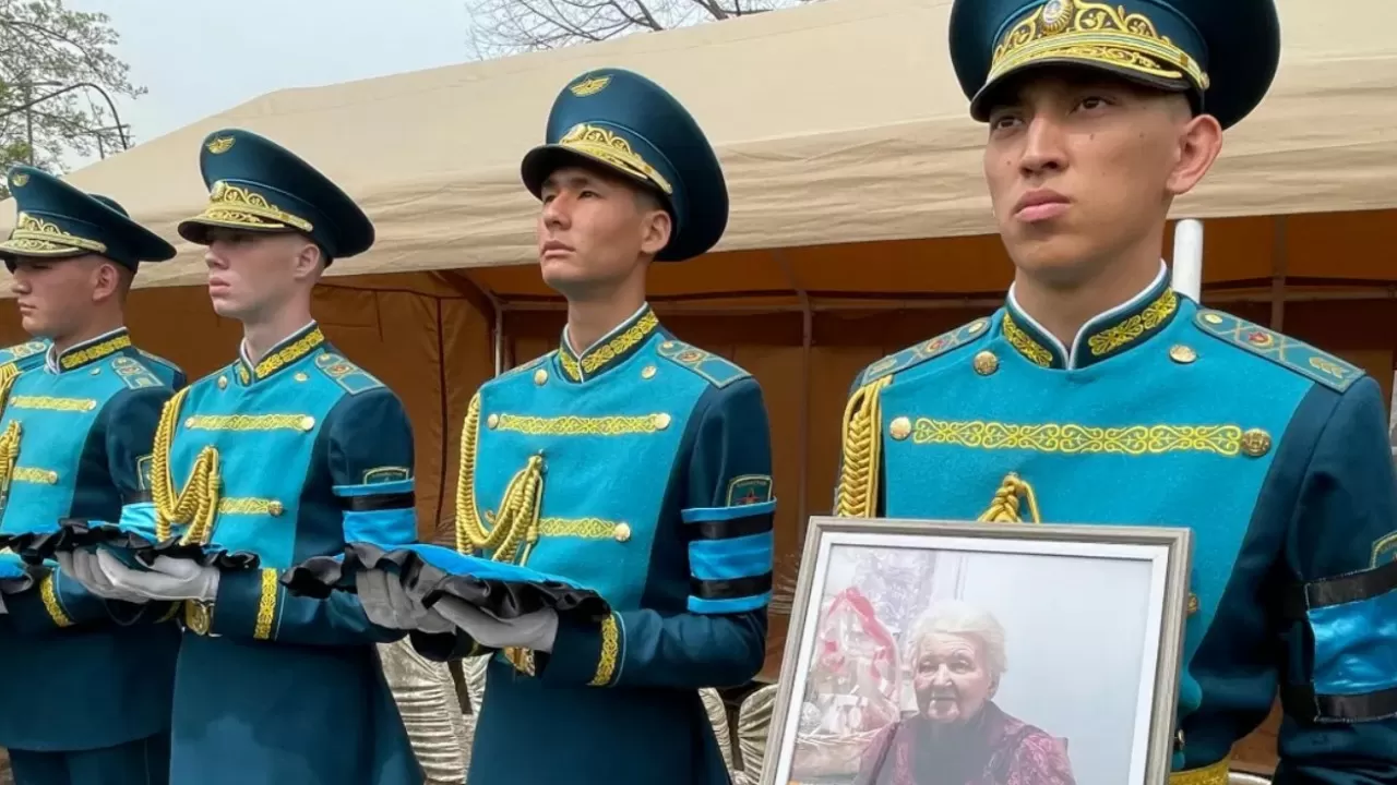 Ардагерді соңғы сапарға шығарып салу сәті