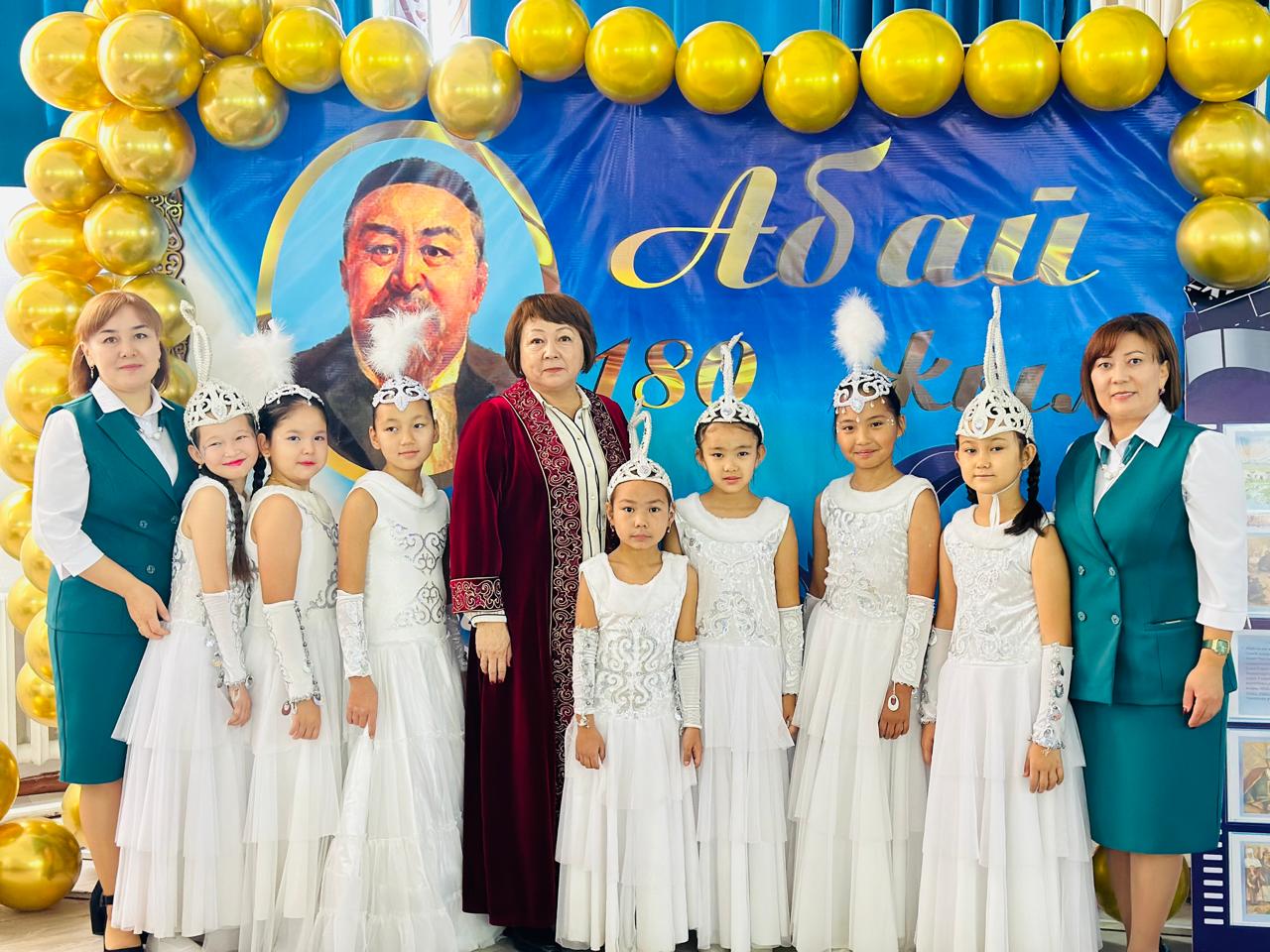 Алатау қаласындағы #5 орта мектептің ұзтаздары мен оқушылары